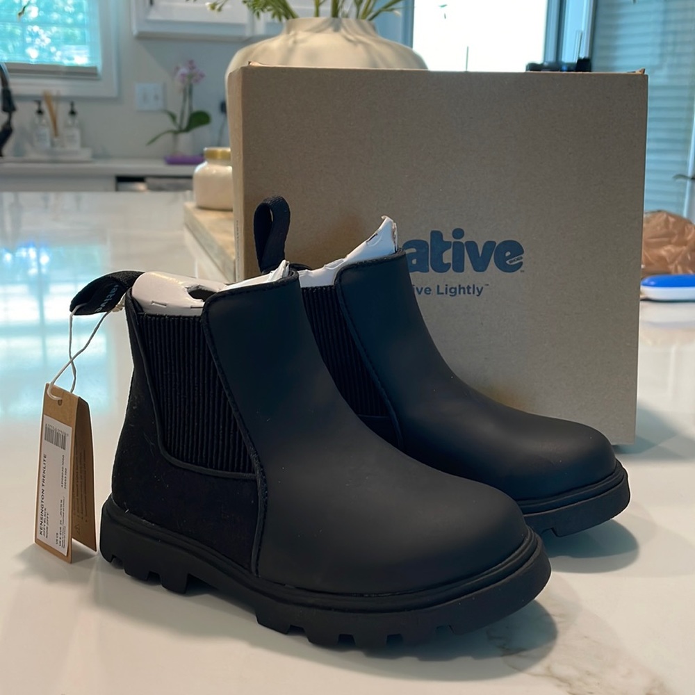New with tags!! Toddler girls Native boots